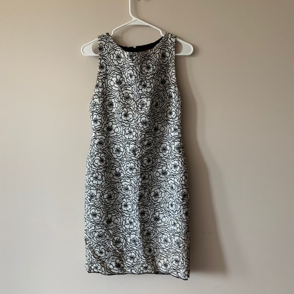 Alice + Olivia Dresses & Skirts - Alice + Olivia Embroidered Floral Shift Dress.